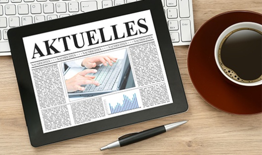Tablet Aktuelles © AdobeStock - Coloures-Pic Tablet mit Schriftzug Aktuelles und Kaffeetasse