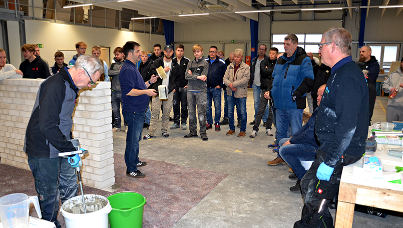 Vorbereitung des Untergrundes  mit entsprechender Grundierung und Sperrmörtel WU von KÖSTER