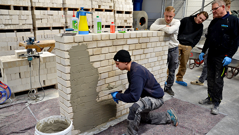 Vorbereitung des Untergrundes  mit entsprechender Grundierung und Sperrmörtel WU von KÖSTER