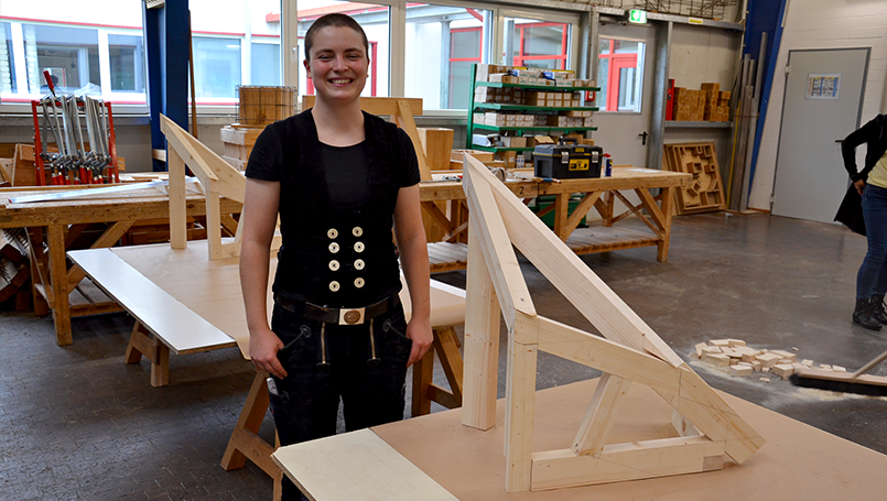 Bild 06 | German Craft Skills 2025 abc Bau M-V GmbH German Craft Skills 2025 – Ronja Krebs mit ihrem Werkstück in der Zimmerei