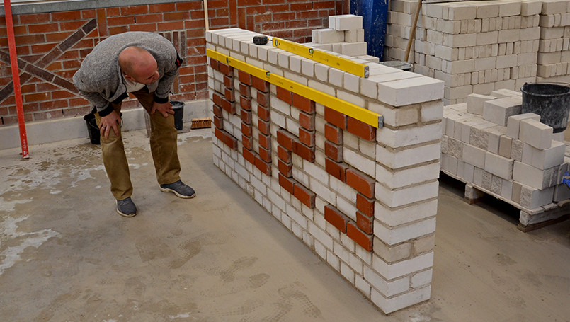 Bild 08 | German Craft Skills 2025 abc Bau M-V GmbH German Craft Skills 2025 – Prüfung des Werkstücks von Sebastian Borgwardt