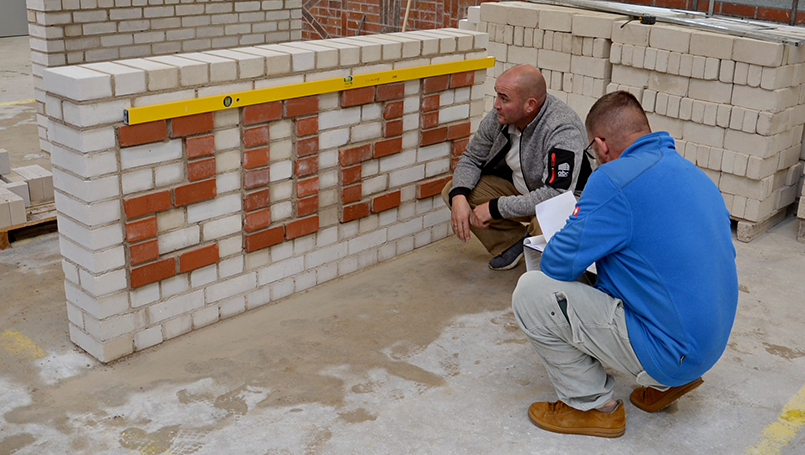 Bild 09 | German Craft Skills 2025 abc Bau M-V GmbH German Craft Skills 2025 – Prüfung des Werkstücks von Kjell Hildebrandt