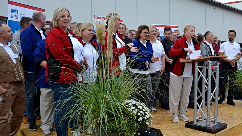 Bild 02 | Eröffnung durch Frau Magnussen abc Bau M-V GmbH Eröffnung durch Frau Magnussen