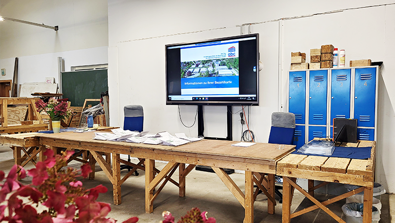 Bild 19 | Ausgabe der Bezahlkarten abc Bau M-V GmbH Ausgabe der Bezahlkarten