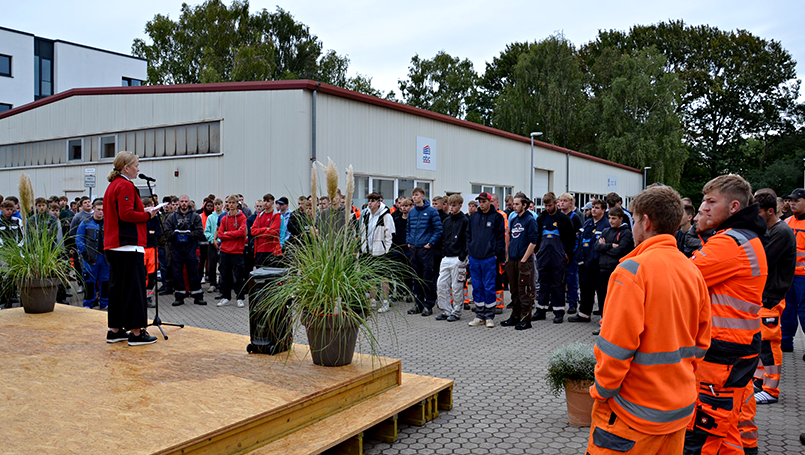 Bild 27 | Begrüßung am ersten überbetrieblichen Ausbildungstag abc Bau M-V GmbH Begrüßung am ersten überbetrieblichen Ausbildungstag