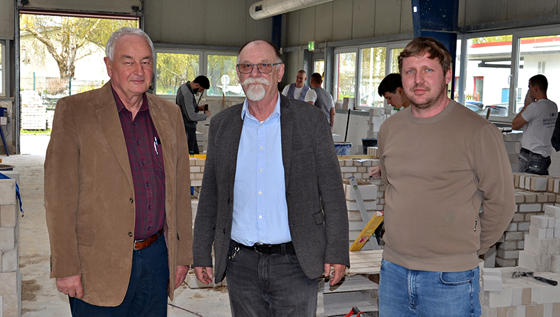 Bild 01 | Meister/in im Maurer- und Betonbauer-Handwerk – Beginn der Prüfung Teil 1 abc Bau M-V GmbH Die Prüfer v.l.n.r.: Frank Bollmann, Norbert Daemel und Ausbilder André Stock