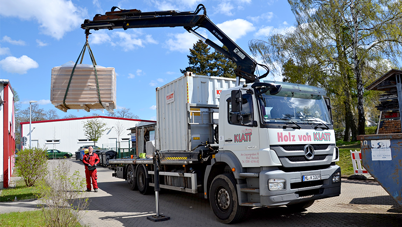 Bild 04 | Praxisorientierte Schulung für Auszubildende im Zimmererhandwerk: Dämmung, Luftdichtung und Fassaden im Holzbau abc Bau M-V GmbH Anlieferung der Einblasmaschine und der Naturheld FLOW Einblasdämmung