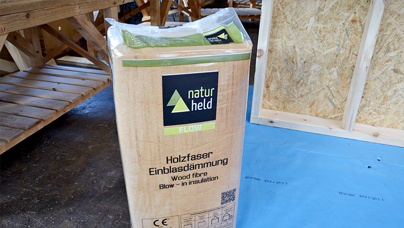 Bild 05 | Praxisorientierte Schulung für Auszubildende im Zimmererhandwerk: Dämmung, Luftdichtung und Fassaden im Holzbau abc Bau M-V GmbH Naturheld FLOW Einblasdämmung im 15 kg Sack