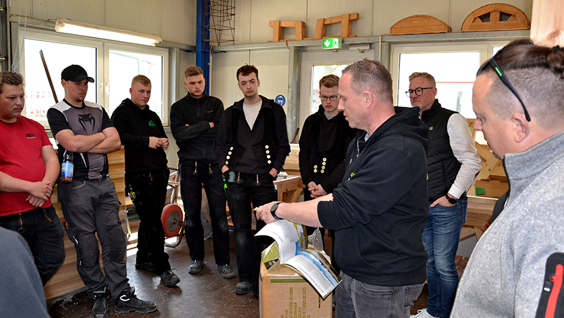 Bild 06 | Praxisorientierte Schulung für Auszubildende im Zimmererhandwerk: Dämmung, Luftdichtung und Fassaden im Holzbau abc Bau M-V GmbH Vorstellung der Naturheld Produkte und Erläuterung der Arbeitsschritte