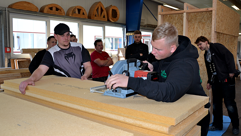 Bild 07 | Praxisorientierte Schulung für Auszubildende im Zimmererhandwerk: Dämmung, Luftdichtung und Fassaden im Holzbau abc Bau M-V GmbH Sägen der druckfesten, hydrophobierten Dämmplatten