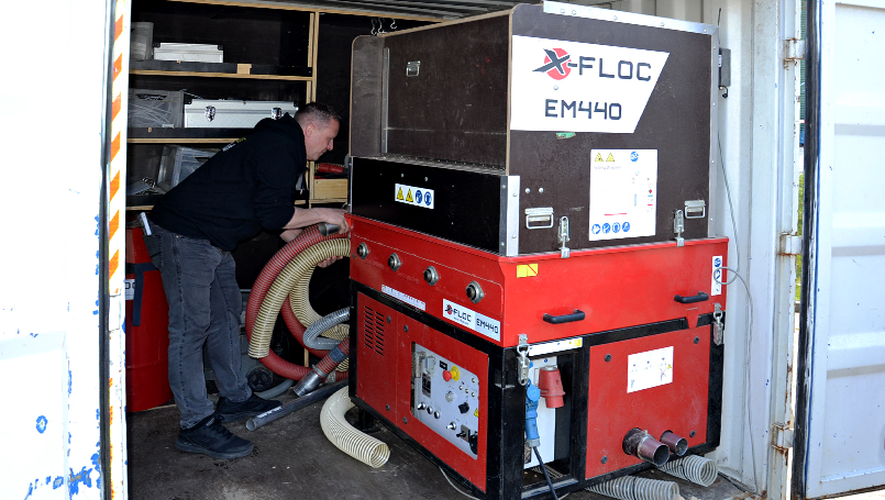 Bild 10 | Praxisorientierte Schulung für Auszubildende im Zimmererhandwerk: Dämmung, Luftdichtung und Fassaden im Holzbau abc Bau M-V GmbH Einrichtung der Einblasmaschine