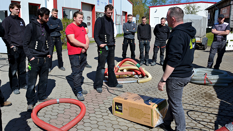 Bild 11 | Praxisorientierte Schulung für Auszubildende im Zimmererhandwerk: Dämmung, Luftdichtung und Fassaden im Holzbau abc Bau M-V GmbH Erläuterungen zur Funktionsweise der Einblasmaschine