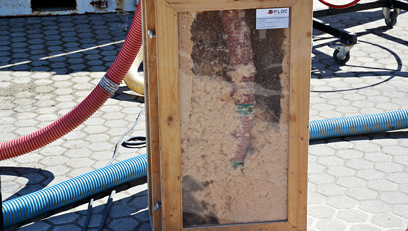 Bild 12 | Praxisorientierte Schulung für Auszubildende im Zimmererhandwerk: Dämmung, Luftdichtung und Fassaden im Holzbau abc Bau M-V GmbH Demonstration der Einblastechnik am Vorführmodell