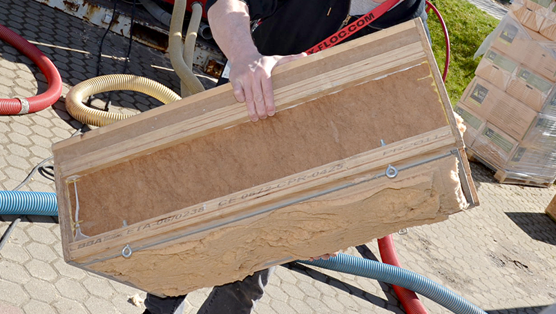 Bild 13 | Praxisorientierte Schulung für Auszubildende im Zimmererhandwerk: Dämmung, Luftdichtung und Fassaden im Holzbau abc Bau M-V GmbH Die Naturheld FLOW Einblasdämmung sitzt fest im Vorführmodell