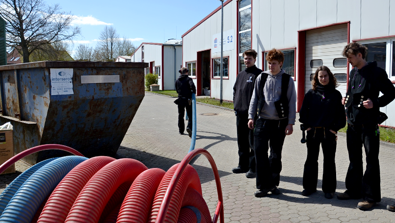 Bild 14 | Praxisorientierte Schulung für Auszubildende im Zimmererhandwerk: Dämmung, Luftdichtung und Fassaden im Holzbau abc Bau M-V GmbH Ausbringen des Gebläseschlauches zum Arbeitsort