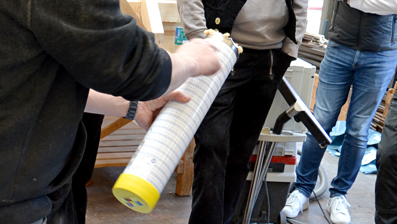 Bild 18 | Praxisorientierte Schulung für Auszubildende im Zimmererhandwerk: Dämmung, Luftdichtung und Fassaden im Holzbau abc Bau M-V GmbH Überprüfen der Werte nach dem Wiegen – alles bestens, Dämmen erfolgreich!