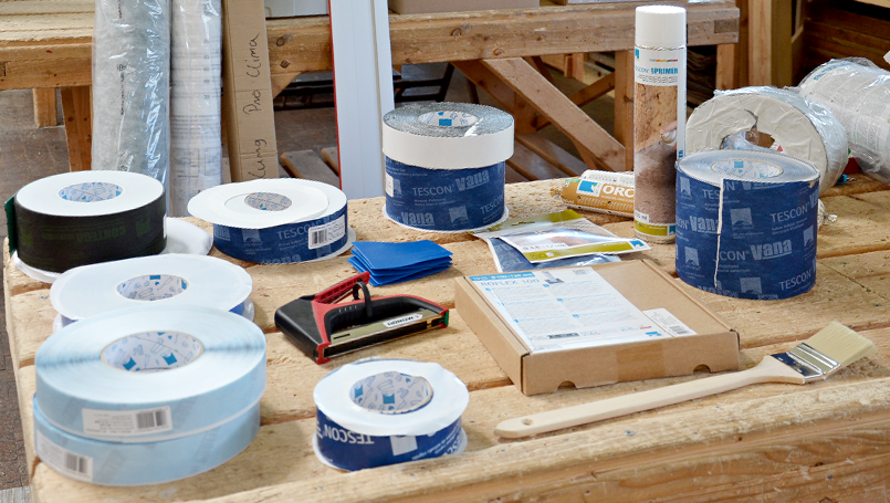 Bild 19 | Praxisorientierte Schulung für Auszubildende im Zimmererhandwerk: Dämmung, Luftdichtung und Fassaden im Holzbau abc Bau M-V GmbH Arbeitsmaterial und verschiedene TESCON-Systembänder zum Abdichten