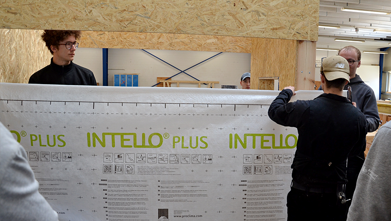 Bild 21 | Praxisorientierte Schulung für Auszubildende im Zimmererhandwerk: Dämmung, Luftdichtung und Fassaden im Holzbau abc Bau M-V GmbH Anbringen der Luftdichtungsbahn INTELLO PLUS
