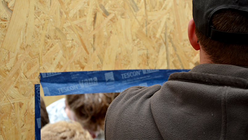 Bild 22 | Praxisorientierte Schulung für Auszubildende im Zimmererhandwerk: Dämmung, Luftdichtung und Fassaden im Holzbau abc Bau M-V GmbH Abdichten des Fenster-Ausschnittes mit TESCON-Band