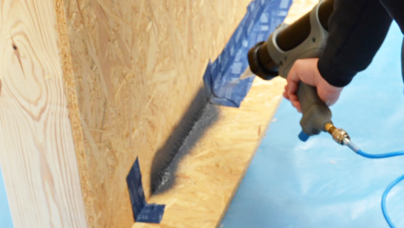 Bild 25 | Praxisorientierte Schulung für Auszubildende im Zimmererhandwerk: Dämmung, Luftdichtung und Fassaden im Holzbau abc Bau M-V GmbH Abdichten von Nahtstellen mit der sprüh- und streichbaren Luftdichtung AEROSANA VISCONN FIBRE als Alternative zum TESCON-Band – Abdichtung erfolgreich durchgeführt!