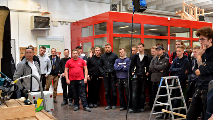 Bild 26 | Praxisorientierte Schulung für Auszubildende im Zimmererhandwerk: Dämmung, Luftdichtung und Fassaden im Holzbau abc Bau M-V GmbH Superwood Fassadensysteme: Vorstellung nachhaltiger Holzfassaden in der Zimmerer-Ausbildung und direkter Austausch