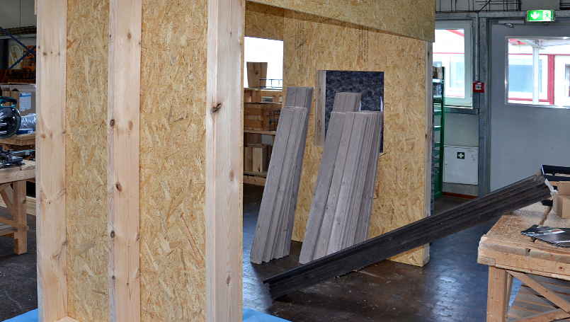 Bild 27 | Praxisorientierte Schulung für Auszubildende im Zimmererhandwerk: Dämmung, Luftdichtung und Fassaden im Holzbau abc Bau M-V GmbH Superwood Fassadenbretter bereit zur Montage an der Übungskonstruktion