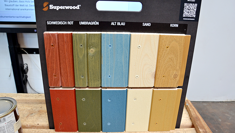 Bild 31 | Praxisorientierte Schulung für Auszubildende im Zimmererhandwerk: Dämmung, Luftdichtung und Fassaden im Holzbau abc Bau M-V GmbH Superwood Farbmuster – Lasuren (oben) und deckende Farben (unten)