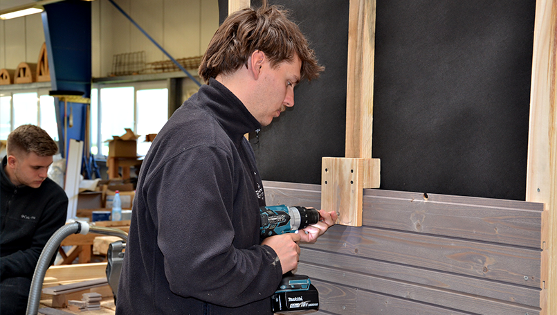 Bild 33 | Praxisorientierte Schulung für Auszubildende im Zimmererhandwerk: Dämmung, Luftdichtung und Fassaden im Holzbau abc Bau M-V GmbH Befestigung der Superwood Fassadenbretter mit Hilfe einer Bohrschablone
