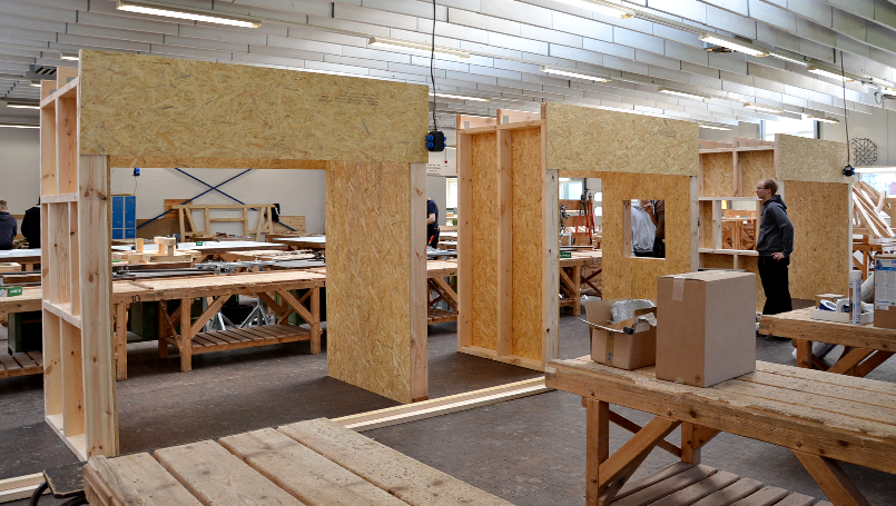 Bild 01 | Praxisorientierte Schulung für Auszubildende im Zimmererhandwerk: Dämmung, Luftdichtung und Fassaden im Holzbau abc Bau M-V GmbH Von Auszubildenden im Zimmererhandwerk angefertigte Übungskonstruktionen