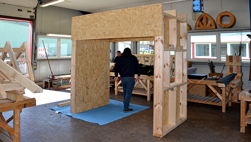 Bild 03 | Praxisorientierte Schulung für Auszubildende im Zimmererhandwerk: Dämmung, Luftdichtung und Fassaden im Holzbau abc Bau M-V GmbH Die Übungskonstruktionen sind bereit für die Schulung