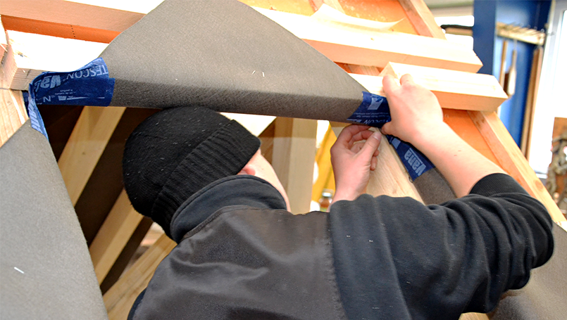 Bild 11 | Fachgerechter Einbau von VELUX-Dachfenstern abc Bau M-V GmbH Fachgerechter Einbau von VELUX-Dachfenstern – Verkleben von TESCON-Band