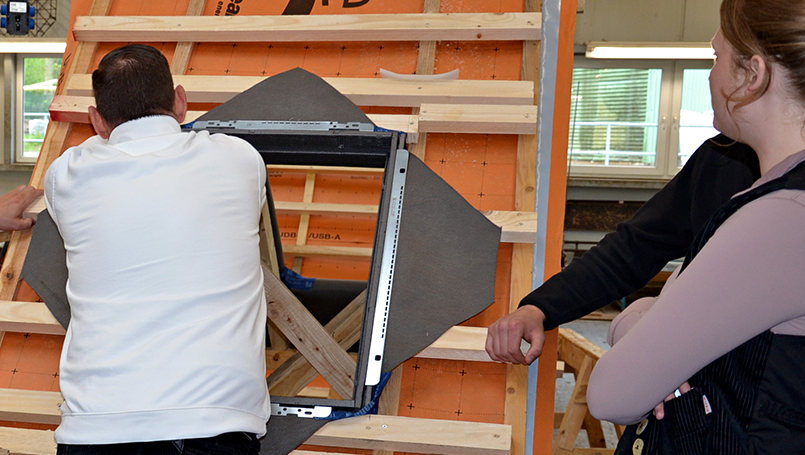 Bild 16 | Fachgerechter Einbau von VELUX-Dachfenstern abc Bau M-V GmbH Fachgerechter Einbau von VELUX-Dachfenstern – Einbau der Rahmen-Halterung
