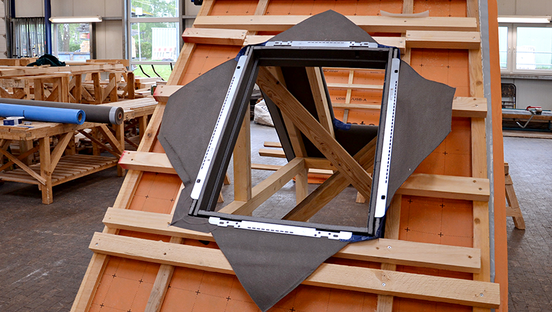 Bild 17 | Fachgerechter Einbau von VELUX-Dachfenstern abc Bau M-V GmbH Fachgerechter Einbau von VELUX-Dachfenstern – Eingesetzte Rahmen-Halterung