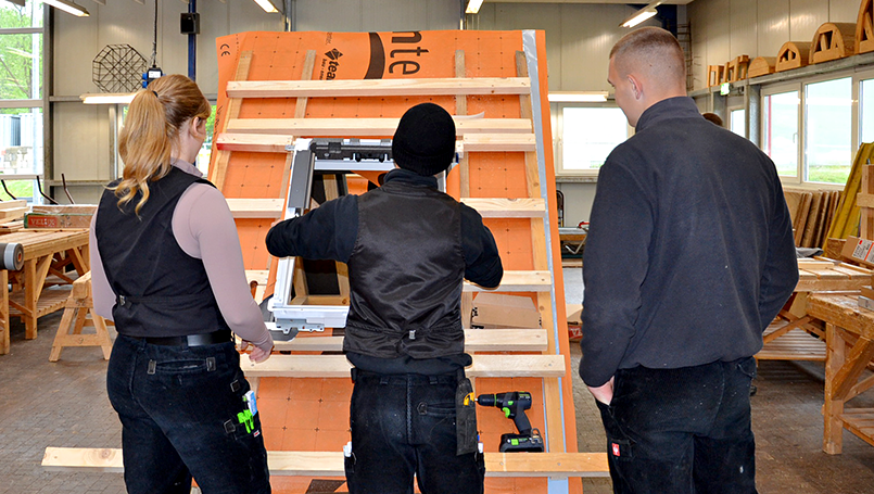 Bild 24 | Fachgerechter Einbau von VELUX-Dachfenstern abc Bau M-V GmbH Fachgerechter Einbau von VELUX-Dachfenstern – Einsetzen des Fensters