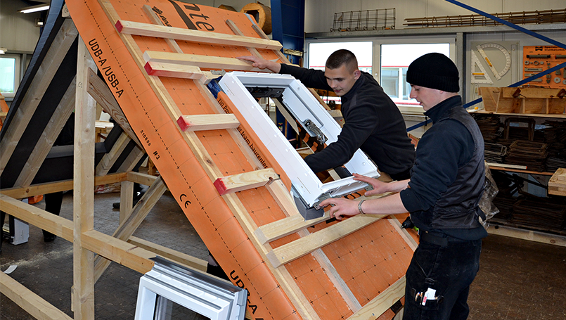 Bild 26 | Fachgerechter Einbau von VELUX-Dachfenstern abc Bau M-V GmbH Fachgerechter Einbau von VELUX-Dachfenstern – Einsetzen des Fensters