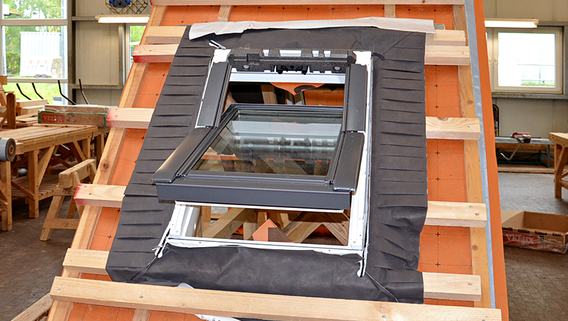 Bild 36 | Fachgerechter Einbau von VELUX-Dachfenstern abc Bau M-V GmbH Fachgerechter Einbau von VELUX-Dachfenstern – Eingesetztes Fenster mit Dichtungsschürze