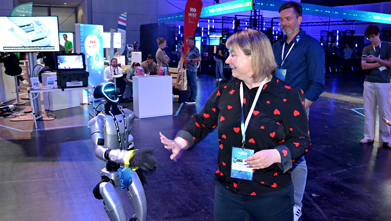 Bild 05 | BAUCampus-MV auf der NØRD 2026 abc Bau M-V GmbH BAUCampus-MV auf der NØRD 2026 – KI-Roboter low five