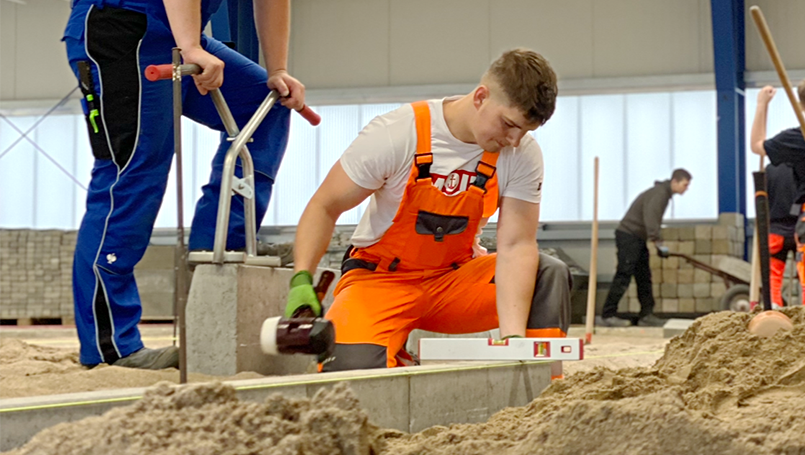 Bild 03 | Abschlussprojekt Straßenbauer 2024 abc Bau M-V GmbH Herstellung der Randeinfassung – Borde setzen