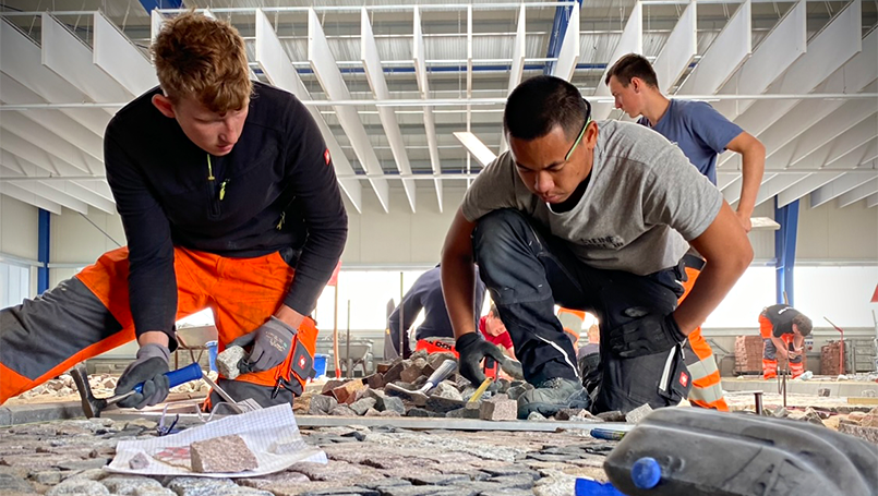 Bild 04 | Abschlussprojekt Straßenbauer 2024 abc Bau M-V GmbH Konzentriertes Arbeiten für die nötige Genauigkeit