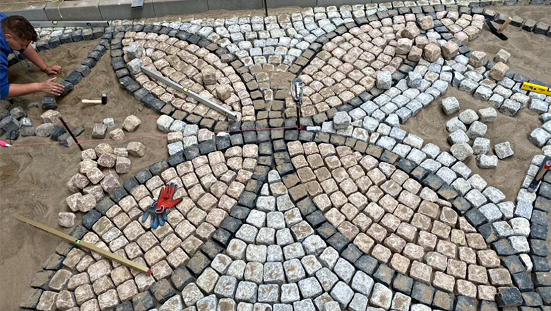 Bild 06 | Abschlussprojekt Straßenbauer 2024 abc Bau M-V GmbH Ausleiern der floralen Elemente