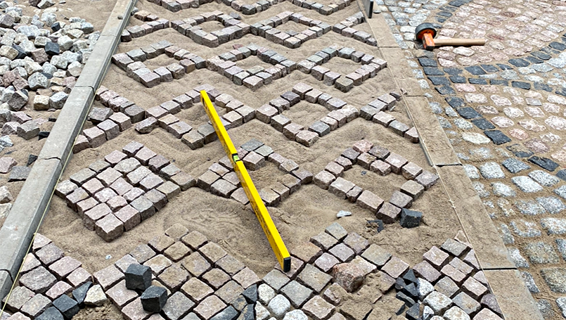 Bild 07 | Abschlussprojekt Straßenbauer 2024 abc Bau M-V GmbH Genauigkeit beim Vorlegen des Musters für den 3D-Effekt