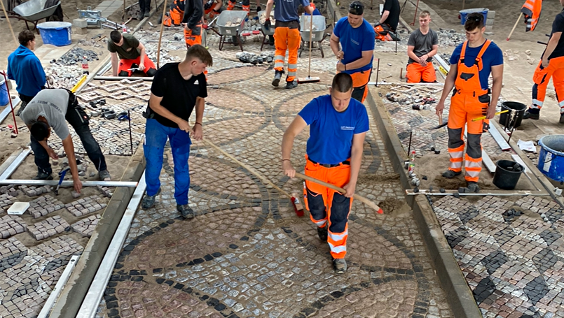 Bild 10 | Abschlussprojekt Straßenbauer 2024 abc Bau M-V GmbH Einschlämmen des floralen Musters