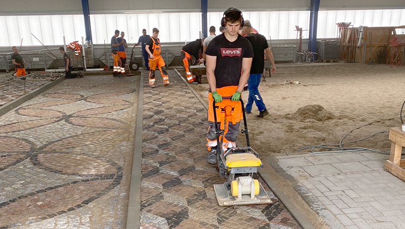 Bild 13 | Abschlussprojekt Straßenbauer2024 abc Bau M-V GmbH Abrütteln der Gehwege inkl. Nachbehandlung des 3D-Musters