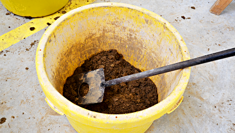 03 Zerkleinern abc Bau M-V GmbH 2024 Grobes Material wird zerkleinert.