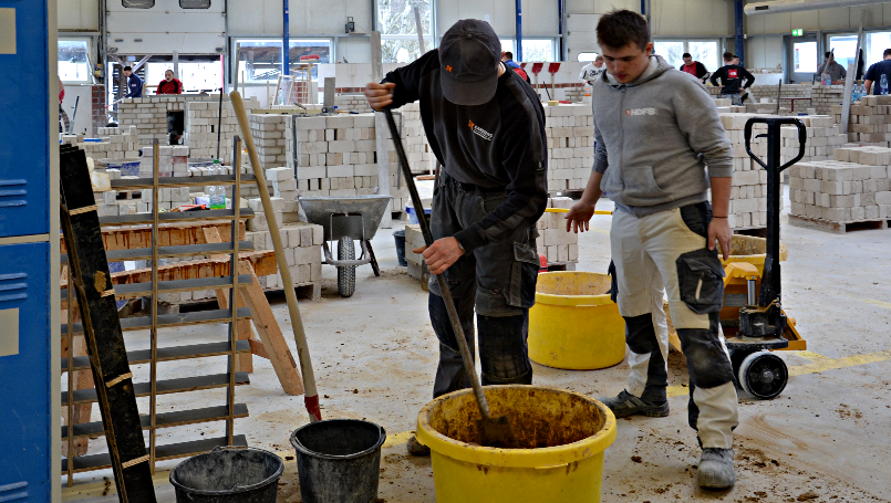 04 Mischen abc Bau M-V GmbH 2024 Der Lehm und das zerkleinerte Material werden mit Wasser vermischt.
