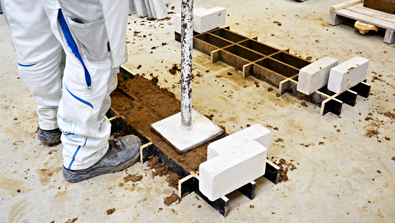 07 Stampfen abc Bau M-V GmbH 2024 Der Lehm muss gut festgestampft werden.