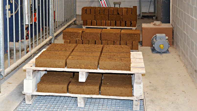 09 Trocknen abc Bau M-V GmbH 2024 Im Trockenraum verbleiben die Lehmsteine, bis sie komplett durchgetrocknet sind.