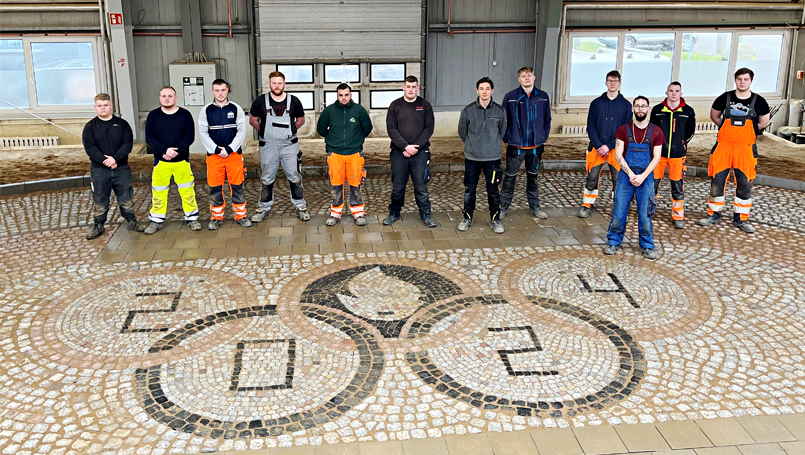 01 | Ausbildungsprojekt Pflasterarbeit anlässlich der Olympischen Spiele 2024 in Paris abc Bau M-V GmbH Ausbildungsprojekt Pflasterarbeit anlässlich der Olympischen Spiele 2024 in Paris