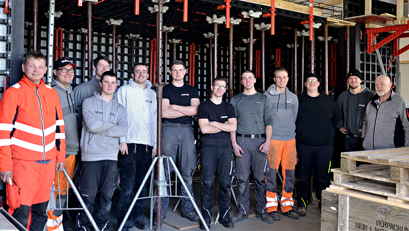 Bild 08 | Das Team vor der fertigen Projektarbeit abc Bau M-V GmbH Projektarbeit mit PERI DUO Systemschalung
