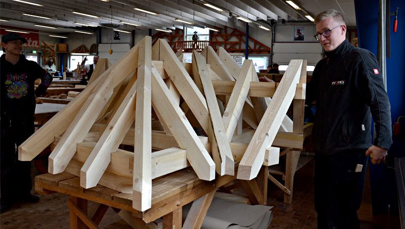 02 | Walmdach-Modell abc Bau M-V GmbH Ausbildungsprojekt Walmdach-Modell – Das Ergebnis